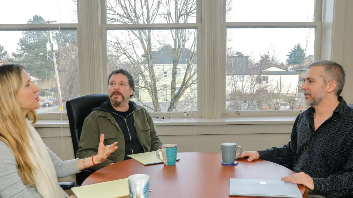 Divorce in Oregon mediation clients discussing the benefits of mediation