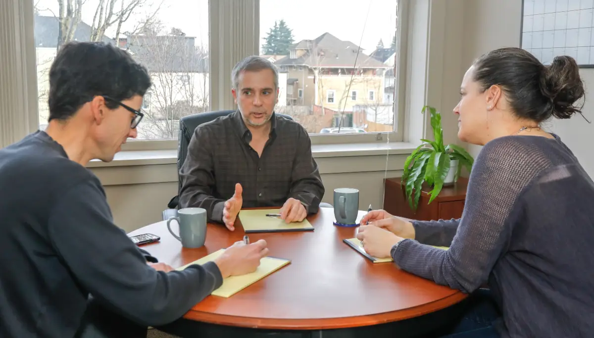 picture of a mediator explaining how to get a divorce in Oregon