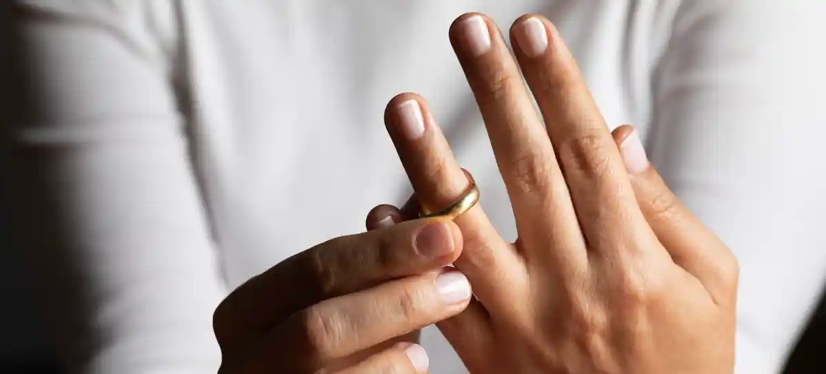 woman removing her wedding ring for divorce